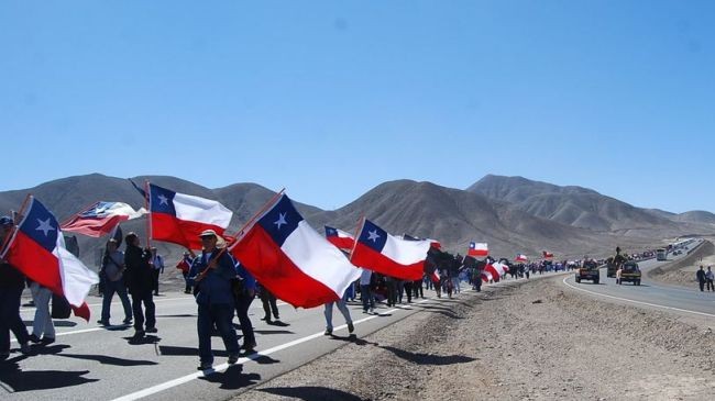 Thợ mỏ Chile cầm cờ đi biểu tình